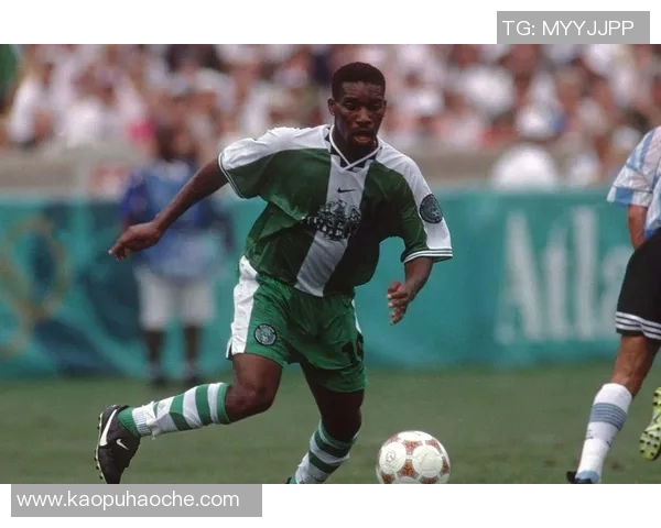 绿茵场上巨星闪耀激情时刻展现足球运动无限魅力 绿茵场上巨星闪耀激情时刻展现足球运动无限魅力